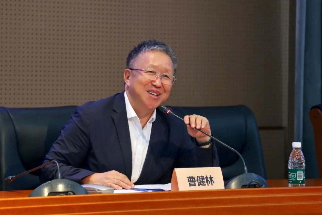 科技部原副部長、十三屆全國政協(xié)教科衛(wèi)體委員會副主任、現(xiàn)任季華實驗室理事長、主任曹健林致辭。主辦方供圖