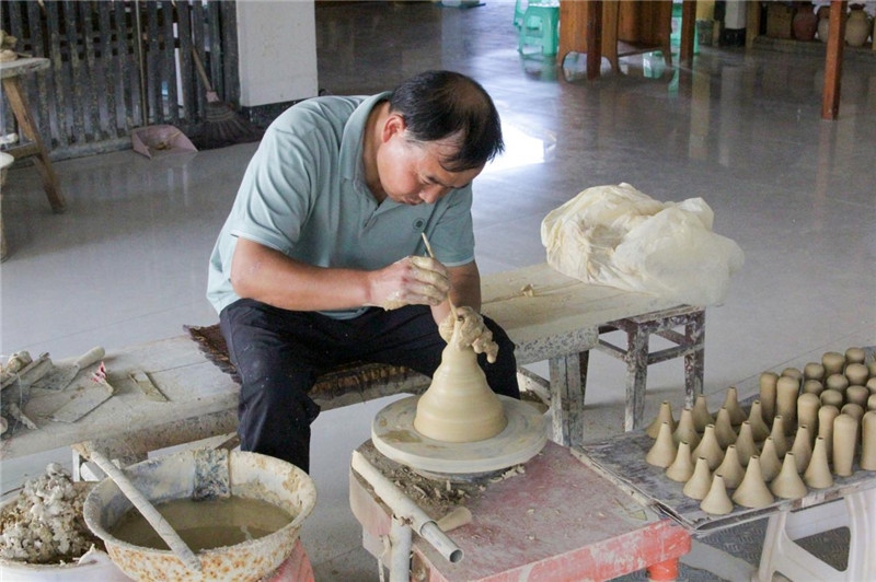 陶器是人類社會由舊石器時代發(fā)展到新石器時代的標志之一，也是人類由野蠻走向文明的標志，承載著人類成長進步的記憶。陶藝一條街上，母氏陶藝館內(nèi)，空氣中彌漫著陶土的芬芳。非遺傳承人母先才展示制陶技術，他神情專注、心無旁騖地打磨手中的陶坯，手中的泥土在旋轉(zhuǎn)的陶輪上漸漸成型。與土陶相伴近40年的母先才堅守初心，傳承土陶技藝是他作為貴州省級非遺花茂土陶傳承人的“執(zhí)念”與責任。（俄羅斯《俄羅斯報》視覺內(nèi)容部副主編阿爾圖爾·杰魯諾夫攝）