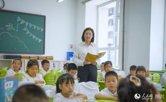 9月9日，黑龍江省哈爾濱市花園小學，語文老師正在給二年級小學生們上課。人民網(wǎng)記者 張哲鑫攝