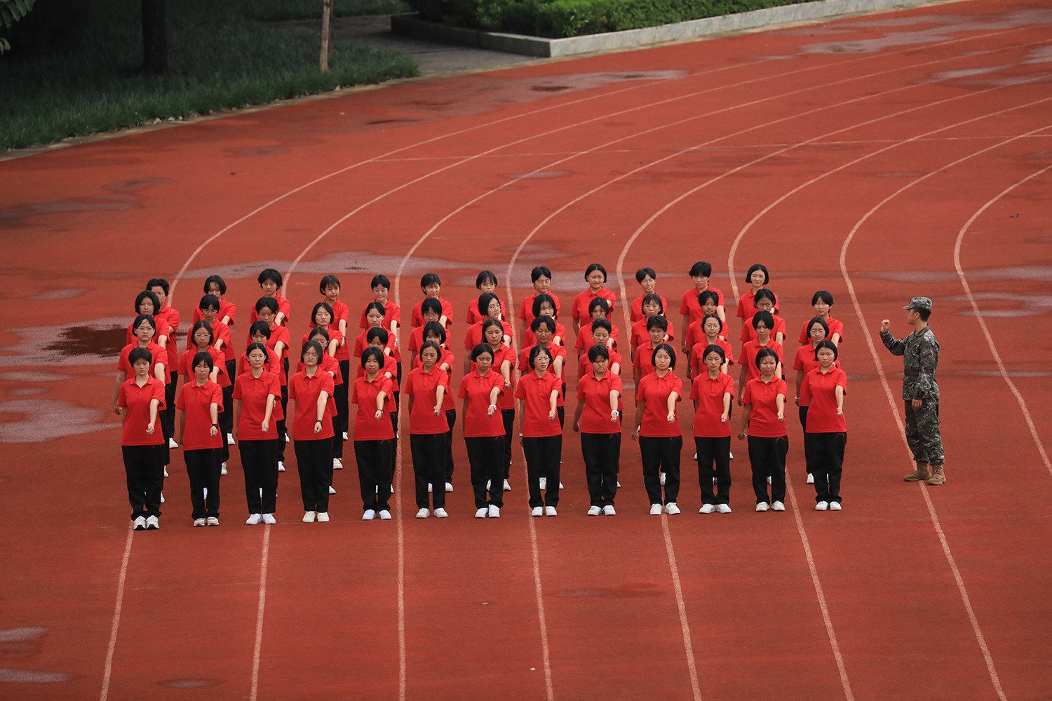 華坪女高2024級新生軍訓(xùn)。華坪縣融媒體中心供圖