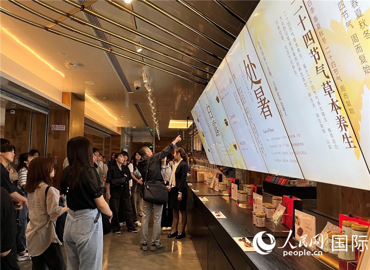 2. 日中友好協(xié)會(huì)青年代表團(tuán)一行學(xué)習(xí)24節(jié)氣養(yǎng)生知識(shí)。（人民網(wǎng)記者陳思 攝）
