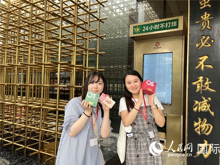 5. 代表團(tuán)團(tuán)員展示通過(guò)無(wú)人售藥機(jī)購(gòu)買(mǎi)的盲盒。（人民網(wǎng)記者陳思 攝）