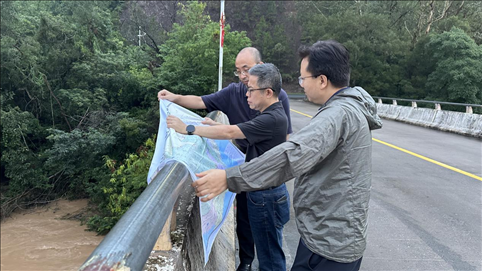 珠江委工作組在三河鎮(zhèn)三河大橋進(jìn)行防洪工程調(diào)度工作。 水利部供圖