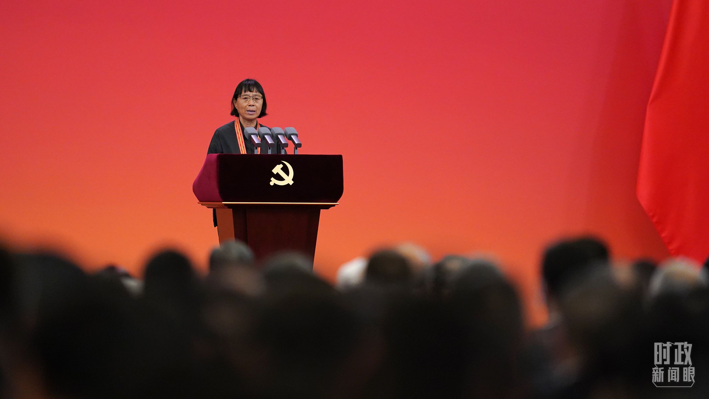  △2021年6月，幫助數(shù)千名貧困山區(qū)女孩圓夢大學的人民教師張桂梅，代表“七一勛章”獲得者發(fā)言。（總臺國廣記者李晉拍攝）