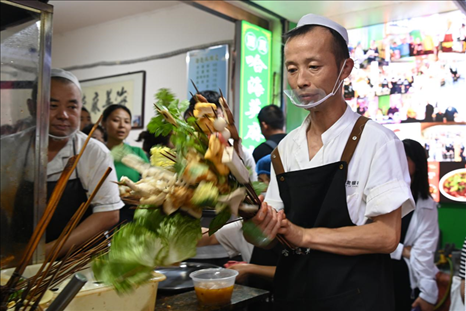 店員準(zhǔn)備制作天水麻辣燙。新華社記者 范培珅 攝