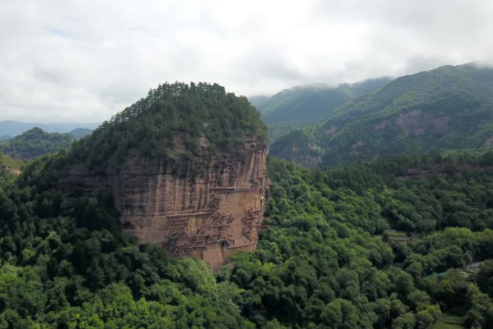 麥積山石窟全景。新華社記者 范培珅 攝