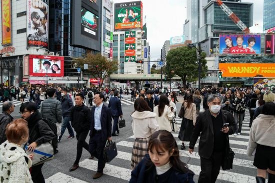 2023年11月15日，人們走過(guò)日本東京澀谷車(chē)站前的十字路口。新華社記者張笑宇攝