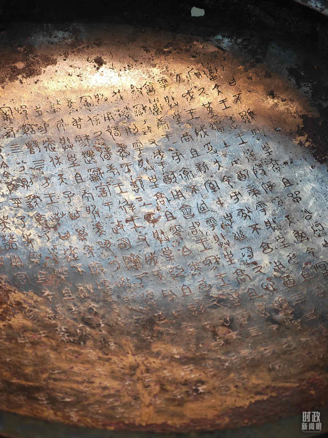 △ 寶雞青銅器博物院內(nèi)展陳——逨盤。（總臺央視記者丁欣、彭漢明拍攝）