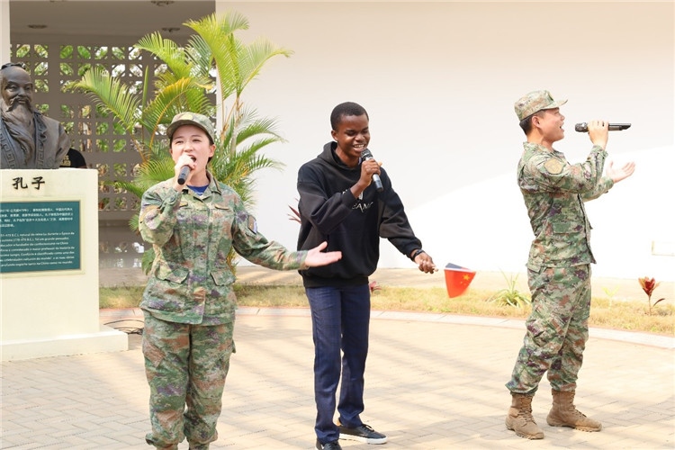 孔院學(xué)生與中國海軍官兵合唱《天地龍鱗》。內(nèi)圖大學(xué)孔子學(xué)院供圖