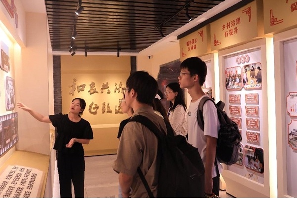 中央民族大學(xué)與中國人民大學(xué)聯(lián)合開展“大國邊疆”實(shí)踐調(diào)研活動(dòng)。校方供圖