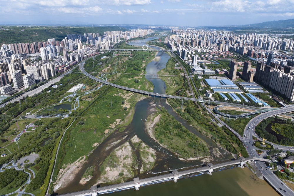 2024年5月9日在陜西省寶雞市拍攝的黃河最大支流渭河沿岸景色（無(wú)人機(jī)照片）。