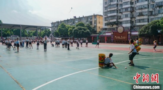 翠竹小學(xué)的學(xué)生在進行拋繡球運動。歐惠蘭 攝
