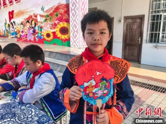 翠竹小學(xué)學(xué)生展示自己繪制的團扇作品。蔣豐慧 攝