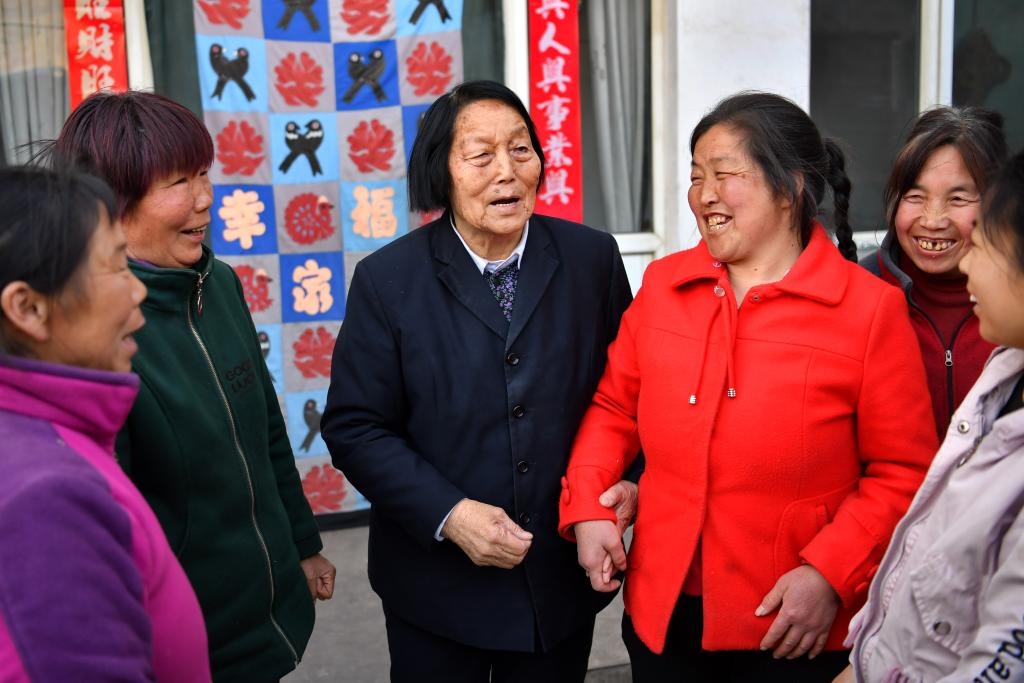 2019年3月23日，申紀蘭（左三）在山西省平順縣西溝村與村民分享全國兩會精神。新華社記者 曹陽 攝