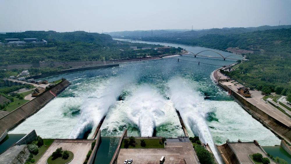 2023年6月21日，調(diào)水調(diào)沙清水下泄階段的小浪底水庫(kù)下泄基本為清水（無(wú)人機(jī)照片）。黃河調(diào)水調(diào)沙已實(shí)施22年，通過(guò)調(diào)水調(diào)沙，黃河下游河道主河槽得到全線沖刷，河床有明顯下降，行洪和過(guò)沙能力普遍提高。