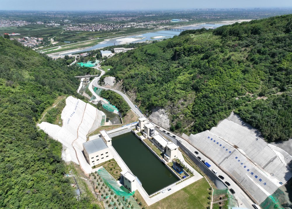 2023年7月16日，國(guó)家重大水利工程引漢濟(jì)渭工程成功實(shí)現(xiàn)先期通水，這是在陜西西安拍攝的黃池溝配水樞紐（無(wú)人機(jī)照片）。引漢濟(jì)渭工程全部建成投用后，可增加渭河入黃河水量年均6億至7億立方米。