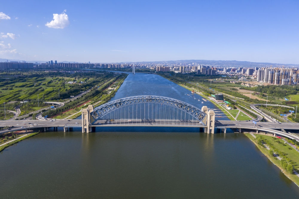 2024年6月7日在山西拍攝的汾河太原段晉陽(yáng)橋（無(wú)人機(jī)照片）。汾河是黃河第二大支流。近年來(lái)，當(dāng)?shù)赝ㄟ^(guò)源頭截污、雨污分流、生物治藻等措施推進(jìn)“一泓清水入黃河”工程。今年1月至6月，太原市境內(nèi)6個(gè)地表水國(guó)考斷面優(yōu)良水體比例達(dá)到100%。