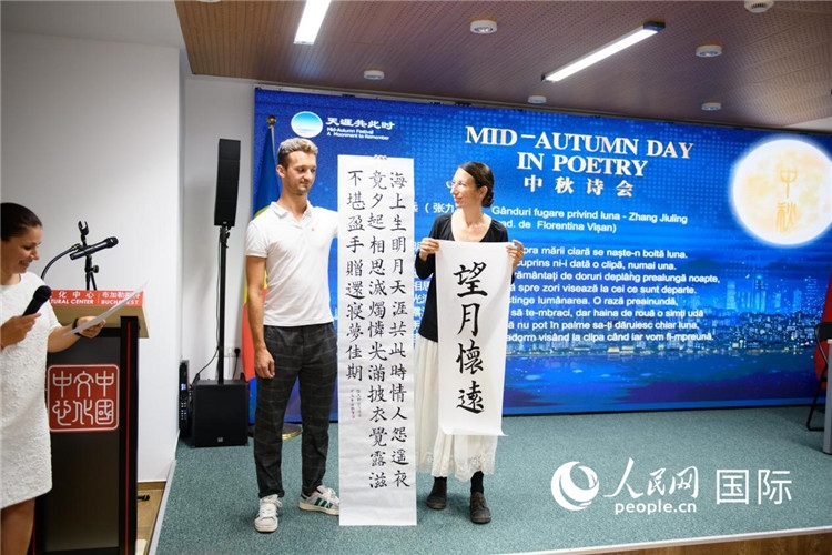 現(xiàn)場的羅馬尼亞書法愛好者書寫并展示作品。傅永山攝