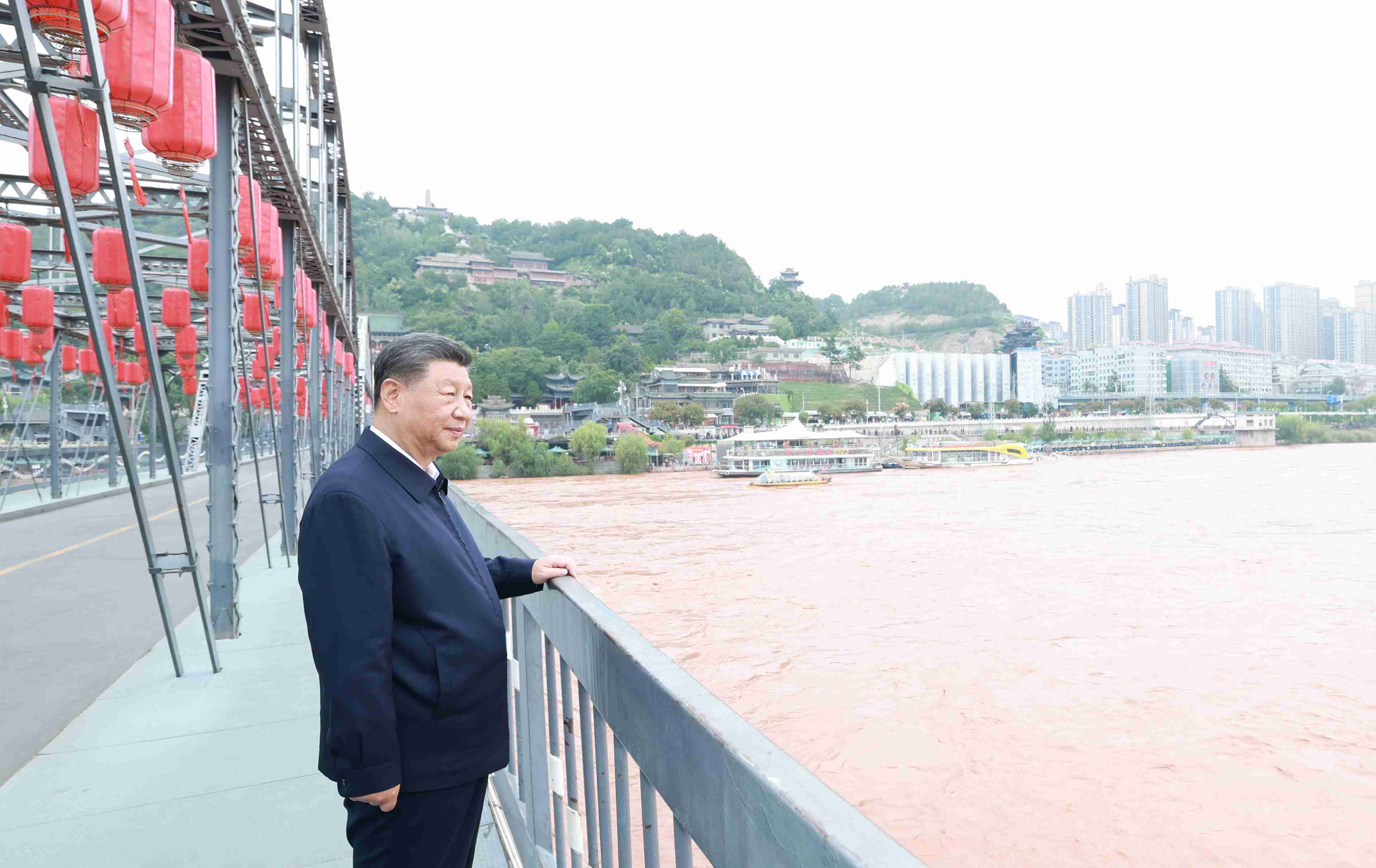 △9月11日，習(xí)近平總書記在甘肅蘭州中山橋上遠(yuǎn)眺黃河。
