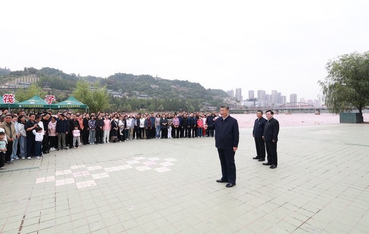 9月10日至13日，中共中央總書記、國家主席、中央軍委主席習(xí)近平在甘肅考察。這是11日下午，習(xí)近平在黃河蘭州中山橋段考察時，同在場的干部群眾親切交流。新華社記者 王曄 攝