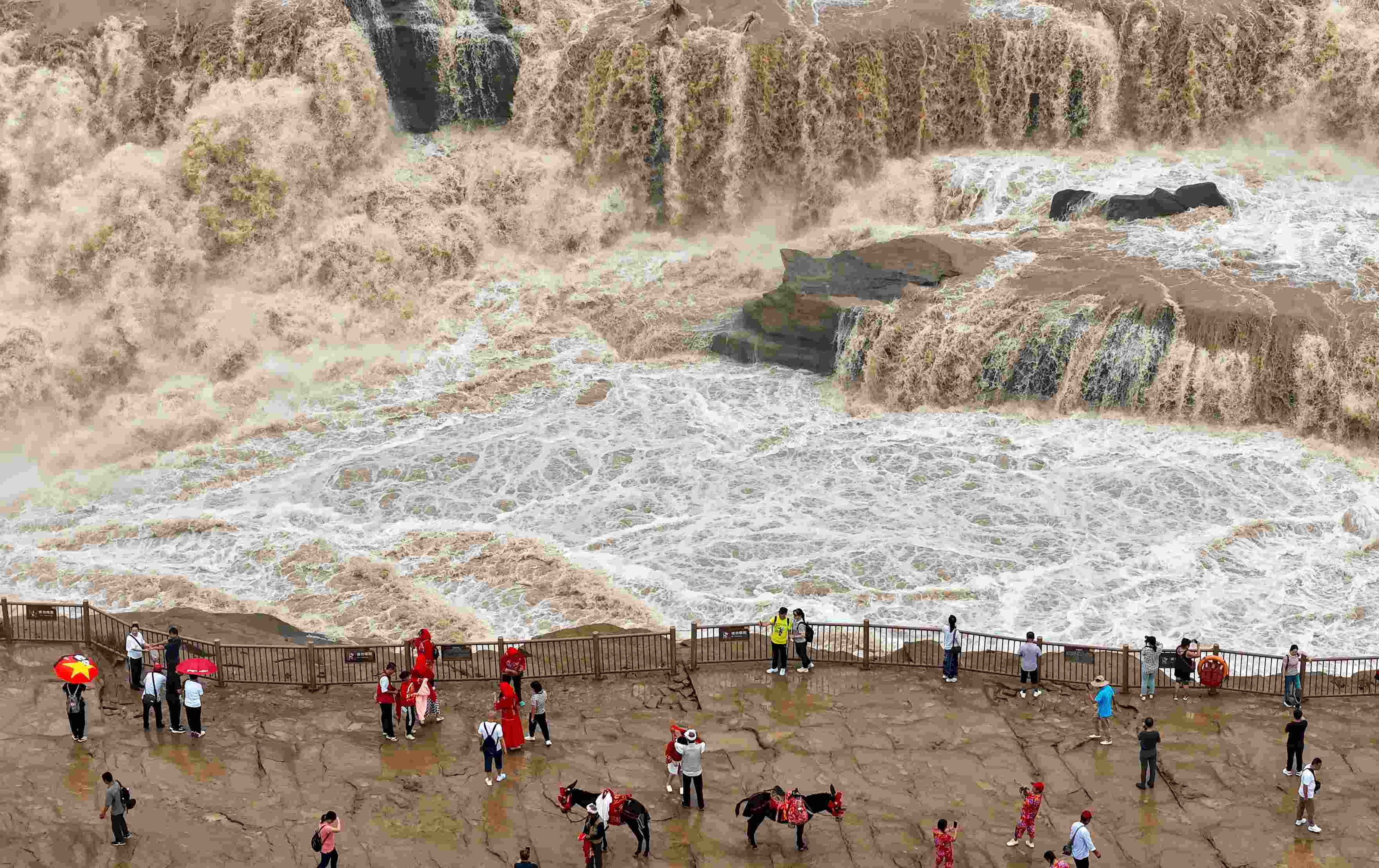 △9月9日，游客在黃河壺口瀑布景區(qū)游覽。