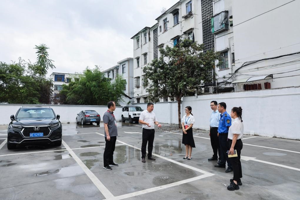 2024年9月11日，在浙江省湖州市，湖州吳興區(qū)人大代表、人大飛英街道工委代表及塔下街社區(qū)代表前往已改建的一處停車(chē)場(chǎng)進(jìn)行實(shí)地調(diào)研，監(jiān)督該改建項(xiàng)目的完成情況。新華社記者 徐昱 攝