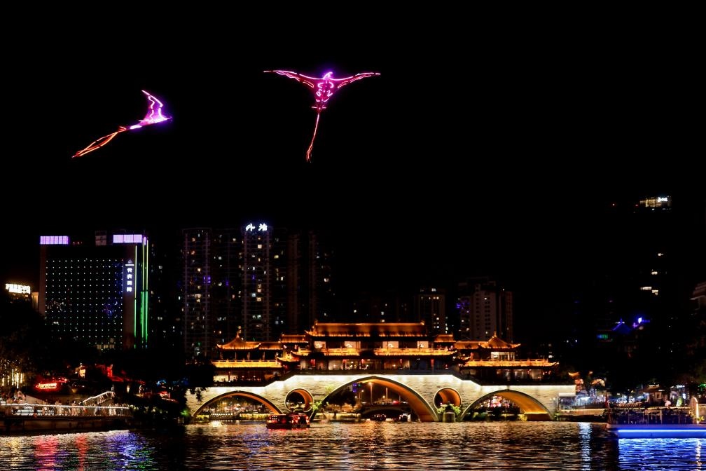 成都“夜游錦江”低空飛行裝置與游船伴飛。（唐斌治 攝）