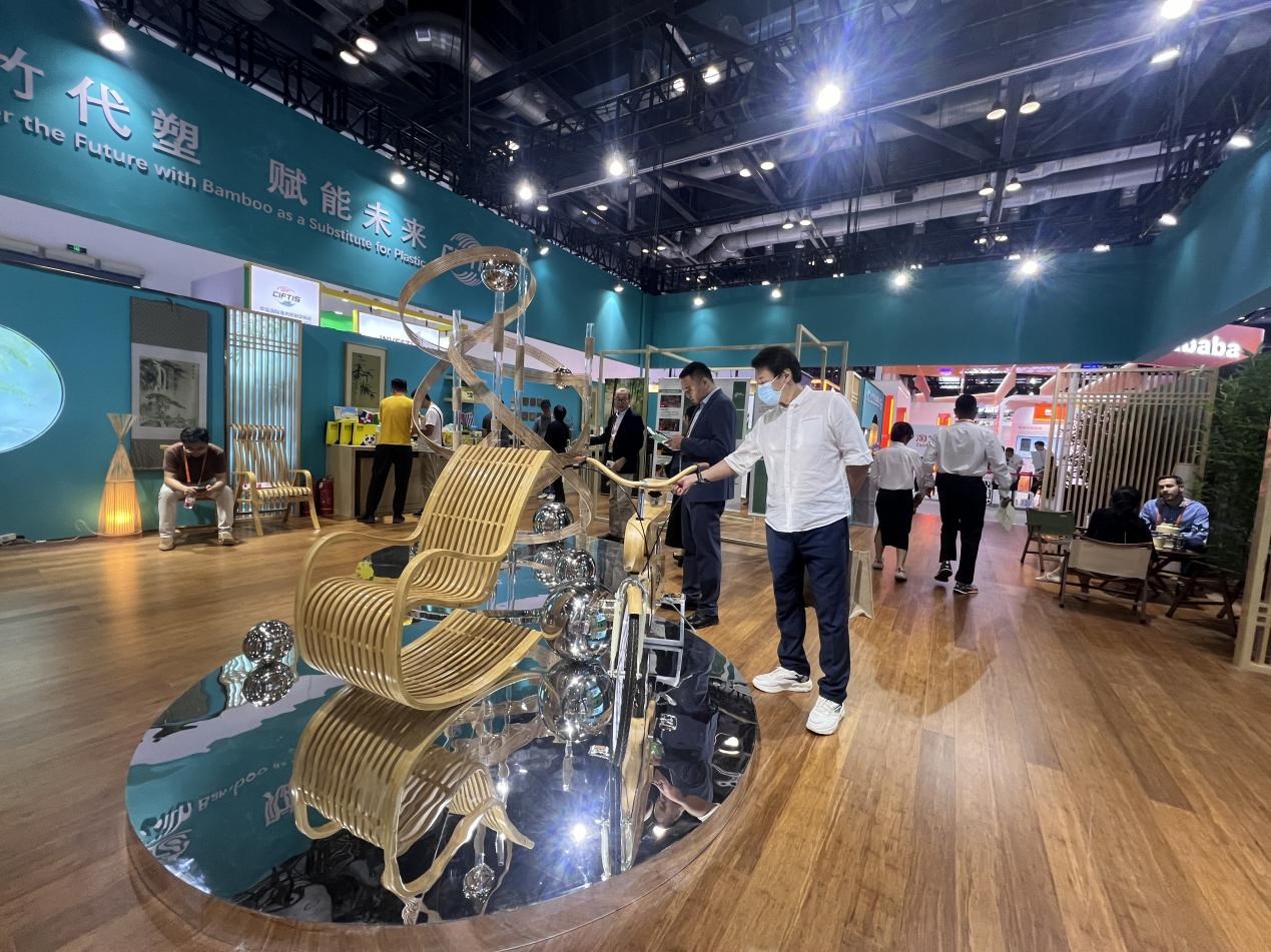 展會期間，國際竹藤組織展臺展出的竹藤制品。人民網(wǎng) 歐陽易佳攝