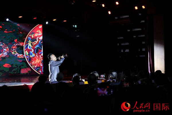 演出現(xiàn)場(chǎng)，演員帶來(lái)嗩吶獨(dú)奏《看秧歌》。人民網(wǎng)記者 楊一攝