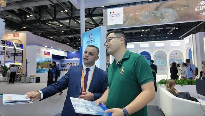 伊和·阿塔里扎德介紹阿塞拜疆產(chǎn)業(yè)園。人民網(wǎng)記者 楊倩攝