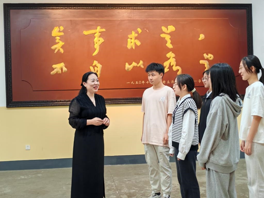 湖南第一師范學(xué)院思政課教師正在為學(xué)生講述紅色校史。（受訪者供圖）