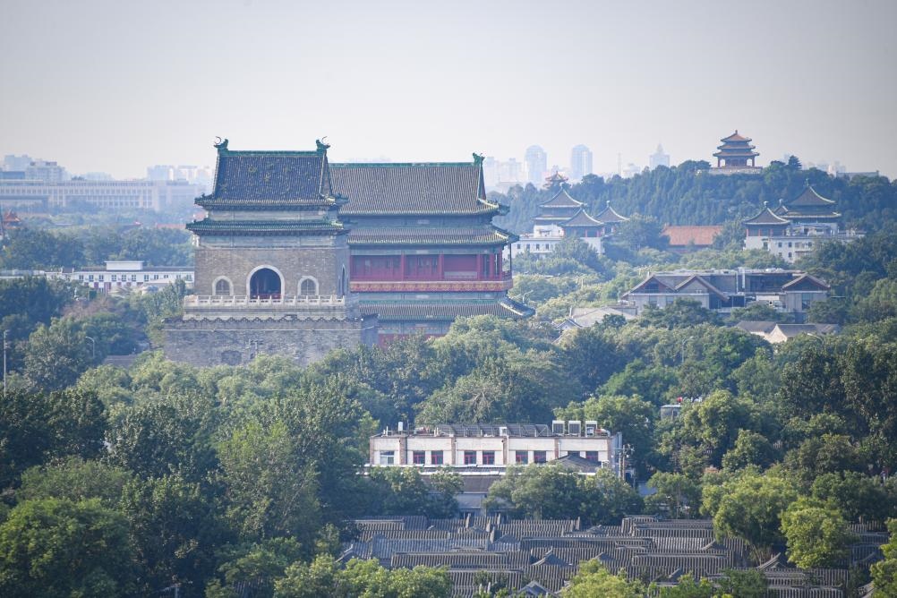 遠眺北京中軸線上的鐘鼓樓與景山（2024年7月20日攝）。新華社記者 陳鐘昊 攝