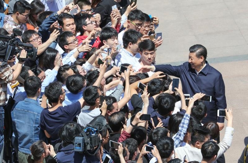 2018年5月2日，習(xí)近平總書記來到北京大學(xué)考察。這是總書記離開學(xué)校時(shí)同道路兩旁師生親切握手。