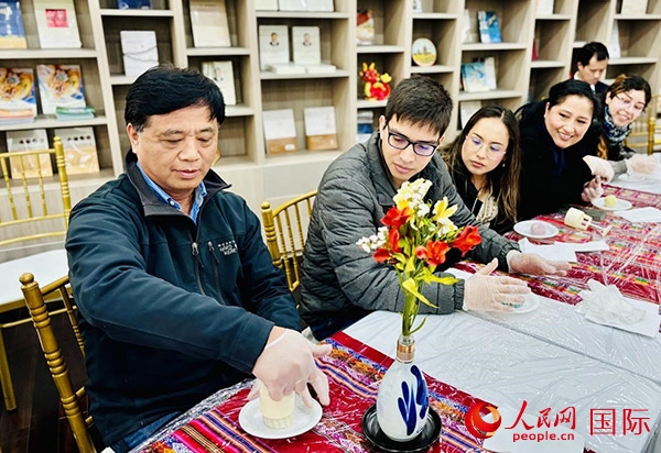 前來(lái)參加活動(dòng)的利馬居民共同制作冰皮月餅。人民網(wǎng)記者 宋亦然攝