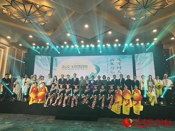 兩國嘉賓與中越藝術家現(xiàn)場合影。人民網(wǎng)記者 楊曄攝