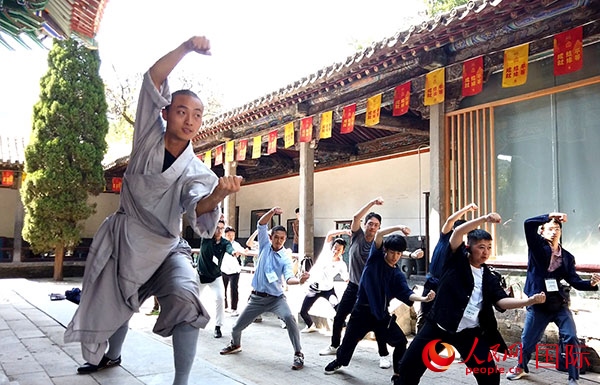 日本少林寺拳法青年代表團體驗體驗少林十三拳。人民網(wǎng)記者 張靖攝