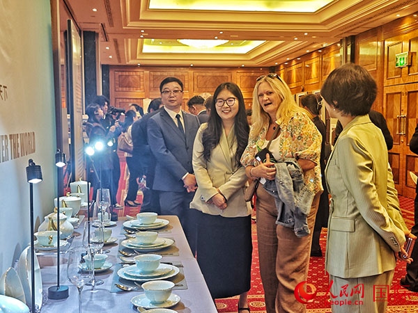 英國觀眾參觀“景德鎮(zhèn)制”區(qū)域品牌新品。人民網(wǎng)記者 邢雪攝