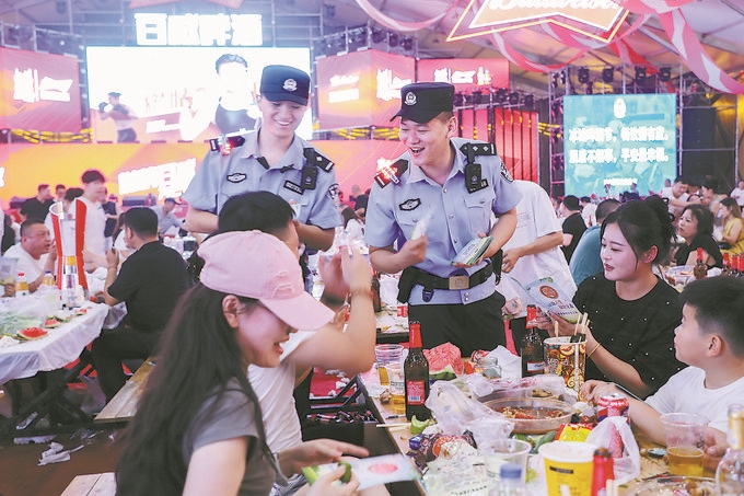 8月10日，黑龍江省哈爾濱市公安局松北分局民警輔警在啤酒大棚開展安全宣傳。史繼東攝