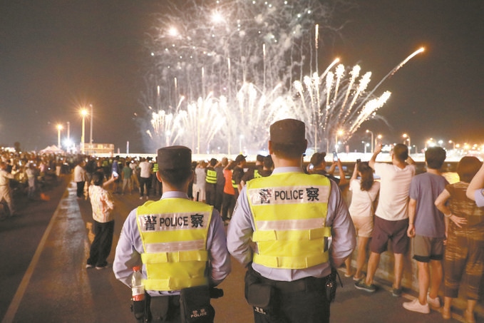 8月10日，黑龍江省哈爾濱市公安局松北分局民警輔警在啤酒大棚開展安全宣傳。史繼東攝