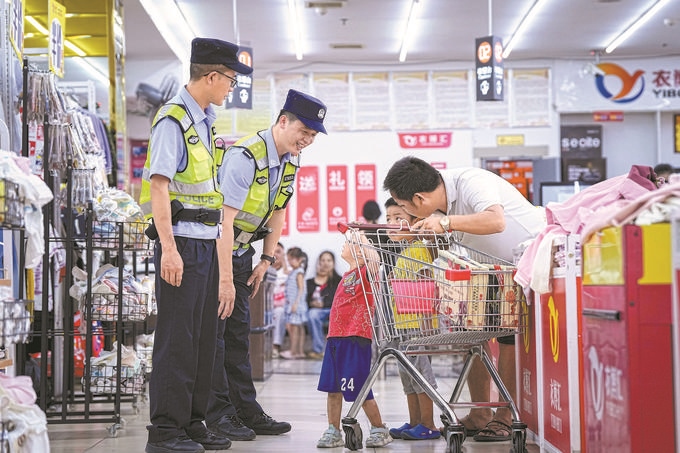 ?8月27日，貴州省凱里市公安局組織開展拉網(wǎng)式大排查，民警在超市和群眾交流。周國(guó)輝攝