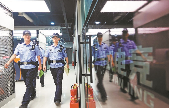 ▲7月6日，山西省新絳縣公安局龍興派出所組織警力對(duì)網(wǎng)吧等場(chǎng)所進(jìn)行集中治安檢查。高新生攝