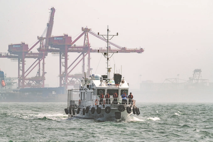 ?7月5日，秦皇島出入境邊防檢查站聯(lián)合秦皇島市公安局水陸巡特警支隊(duì)開展海上聯(lián)合巡航。陳凈萱攝