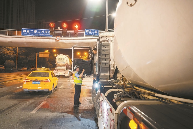 7月25日，陜西省西安市公安局交警支隊(duì)開展全市中重型貨車及面包車違法異地互查整治行動(dòng)。孫崇明攝