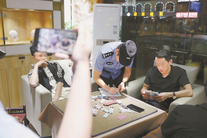 9月7日，云南省昆明市公安機(jī)關(guān)對(duì)棋牌室開展檢查。