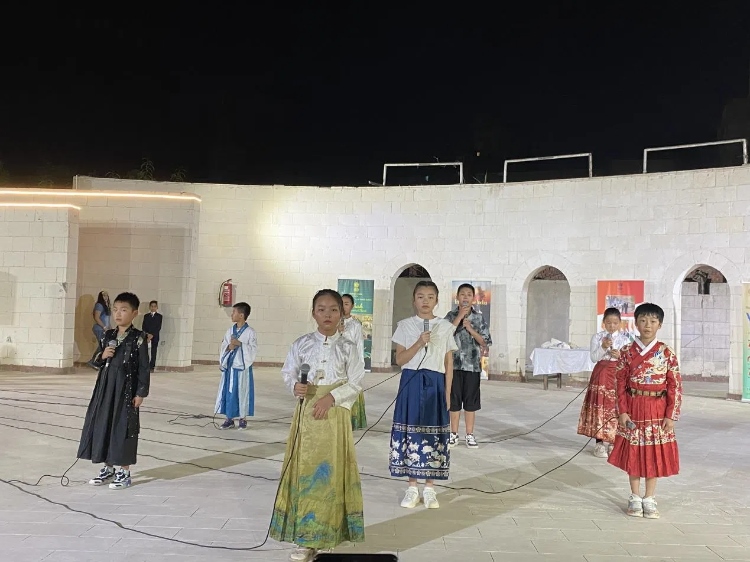 東方藝術文化館小朋友的詩朗誦表演。開羅中國文化中心供圖