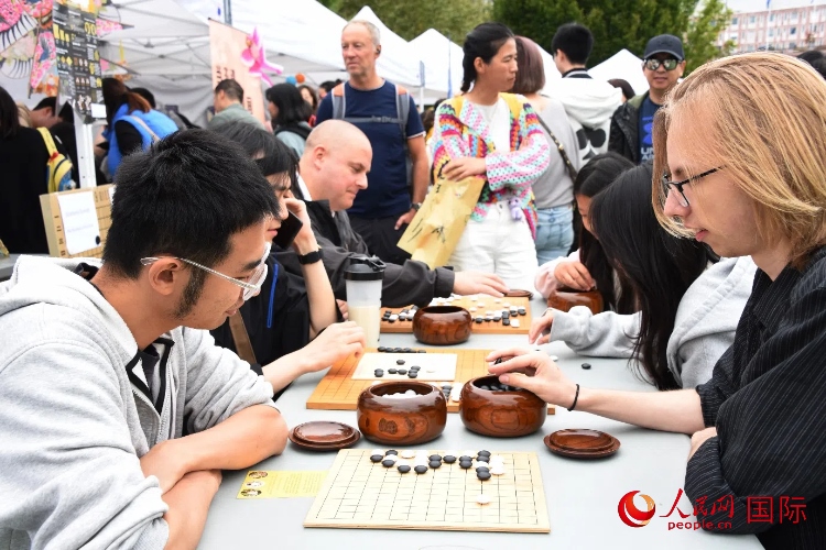 圍棋博弈。人民網(wǎng)記者 殷淼攝