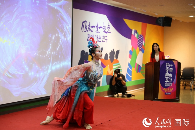 中國(guó)演員在中國(guó)文化周開(kāi)幕式上表演舞蹈。人民網(wǎng)記者 莽九晨攝