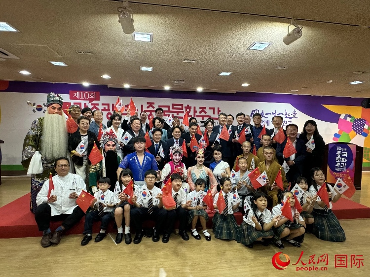 中韓雙方嘉賓和演員在中國(guó)文化周開(kāi)幕式上合影留念。人民網(wǎng)記者 莽九晨攝