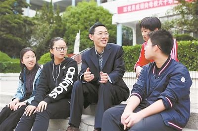淮北市首批高層次人才儲(chǔ)備金獲得者、淮北市第一中學(xué)教師陳超（左三）在與學(xué)生交談?；幢笔形瞬殴ぷ骶止﹫D