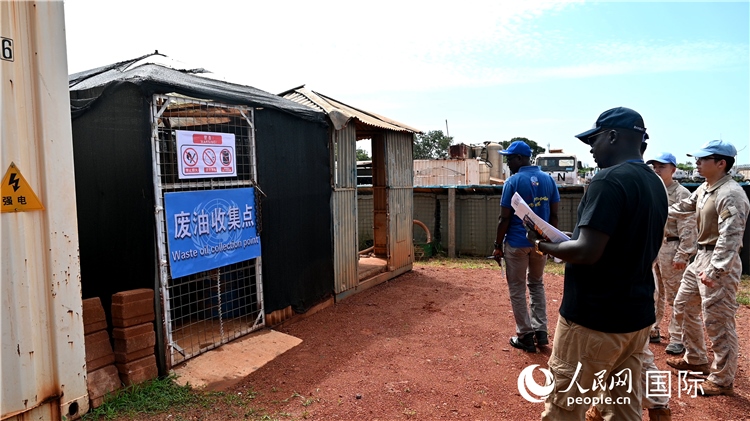 圖5 檢查廢棄油料收集點。王軍杰攝